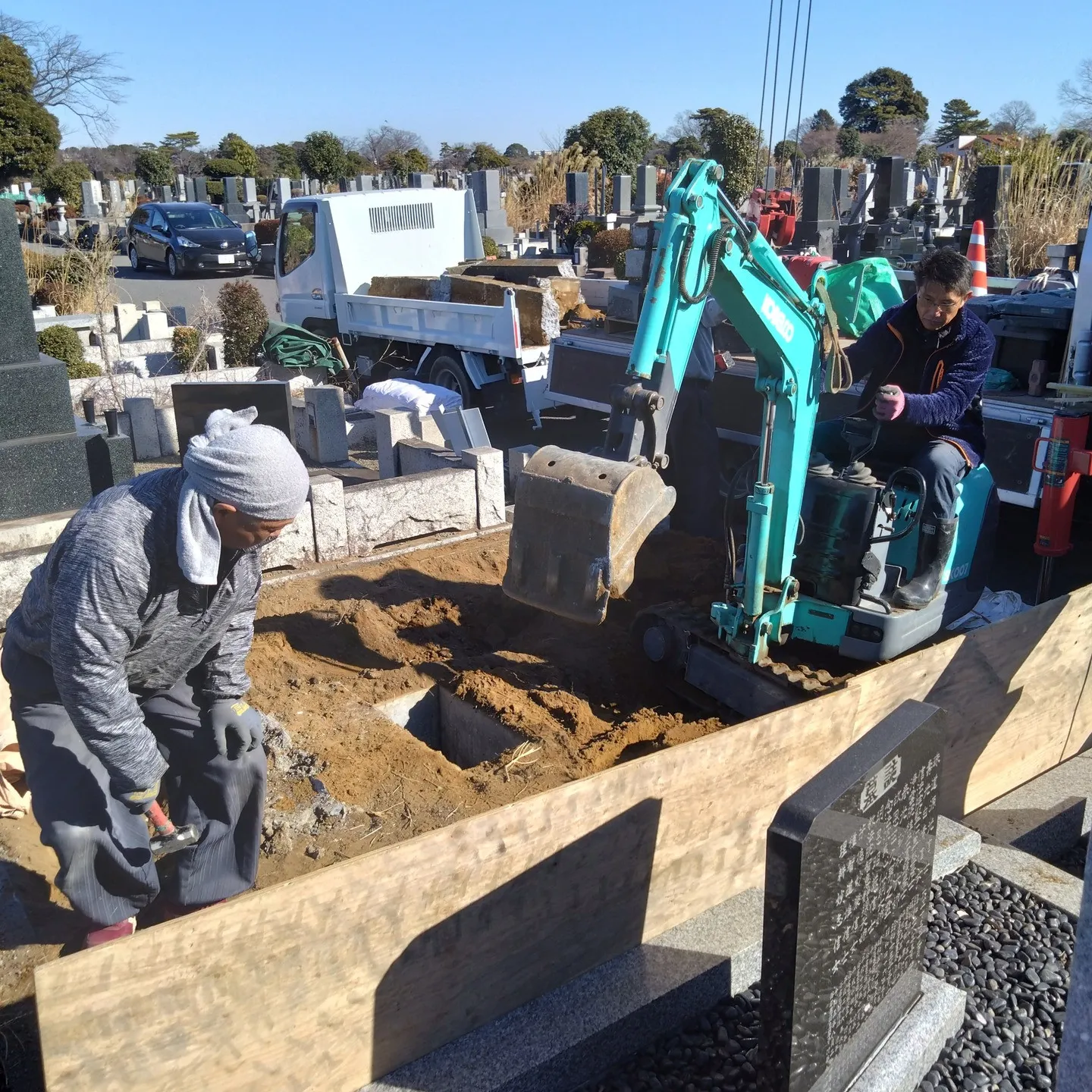 階段を取り除き石碑を移動し、納骨棺を掘り出します。